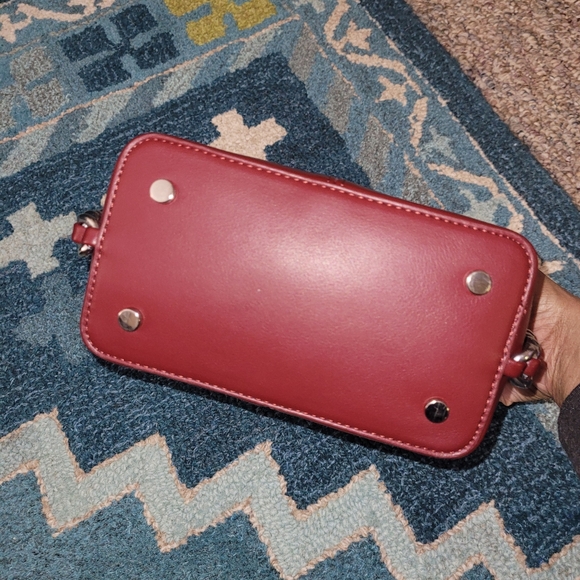 Burgundy handbag with silver hardware and chain - Picture 4 of 7